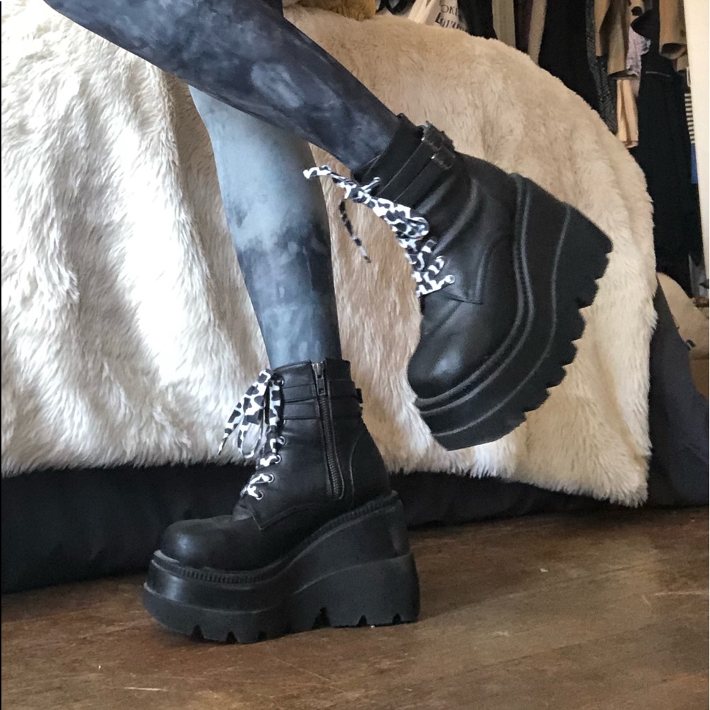 SOLD Demonia technopagan shaker 57 platform boot
